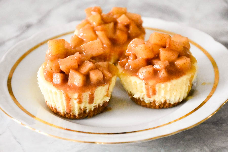 Mino Chesecake with Caramel and apples