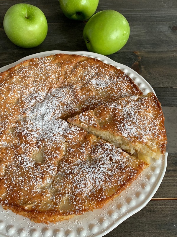 Delicious and Easy Apple Cake