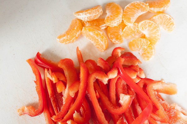 Slice bell peppers and clean clemantines